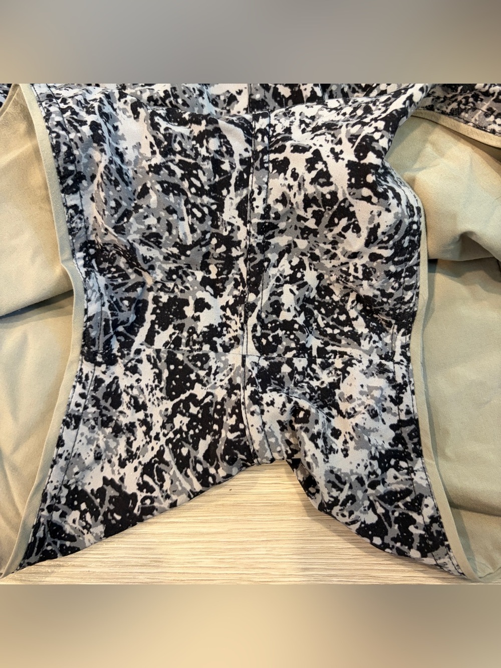 Lululemon Women’s Black and Grey Choose a Side Mid-Rise Short 3" - 12 - Picture 3 of 9